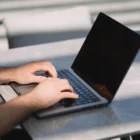 Filtr prywatyzujący NoLook zamontowany na laptopie