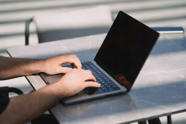 Filtr prywatyzujący NoLook zamontowany na laptopie