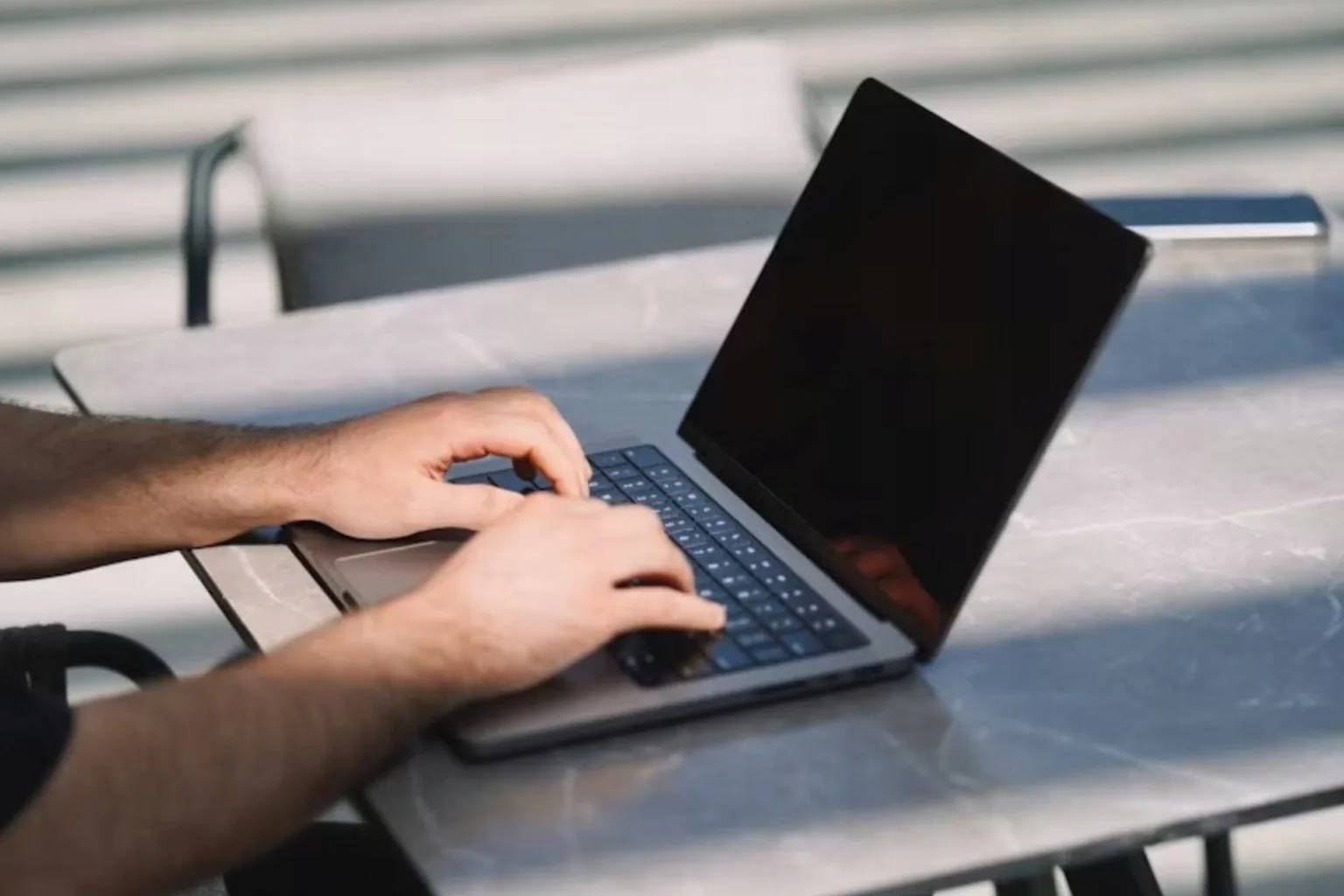 Filtr prywatyzujący NoLook zamontowany na laptopie