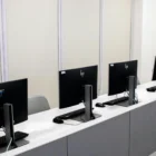 Ochrona prywatności ekranów w pracowni komputerowej