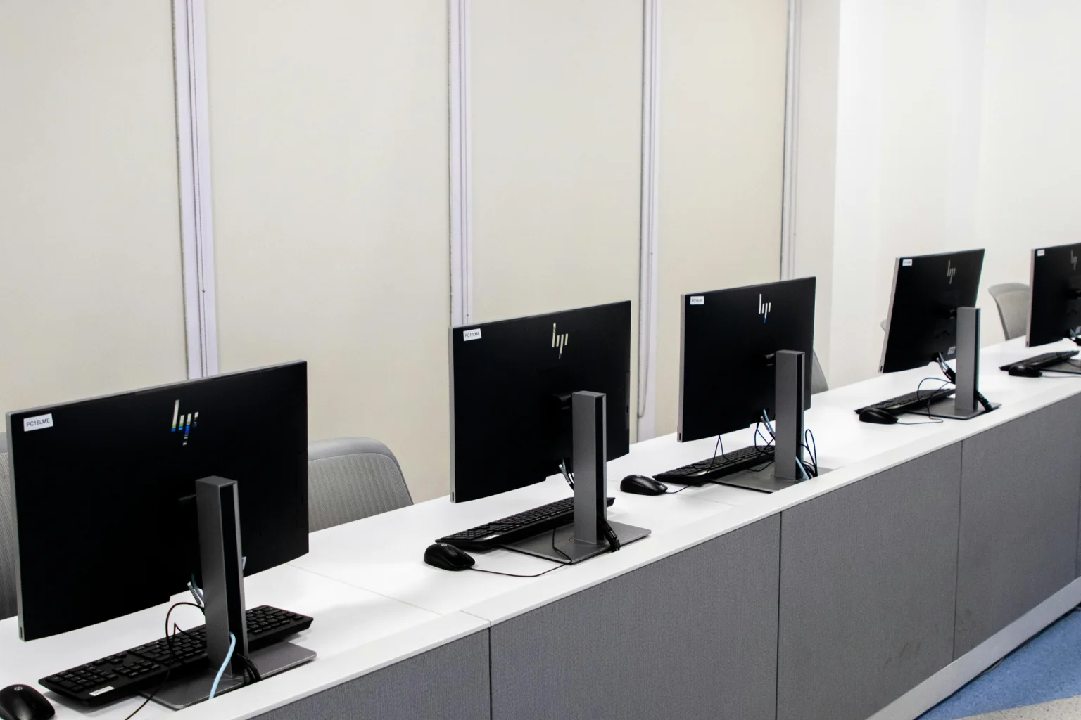 Ochrona prywatności ekranów w pracowni komputerowej