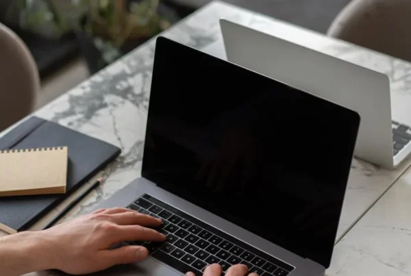 Praca przy laptopie chronionym filtrem prywatyzującym NoLook