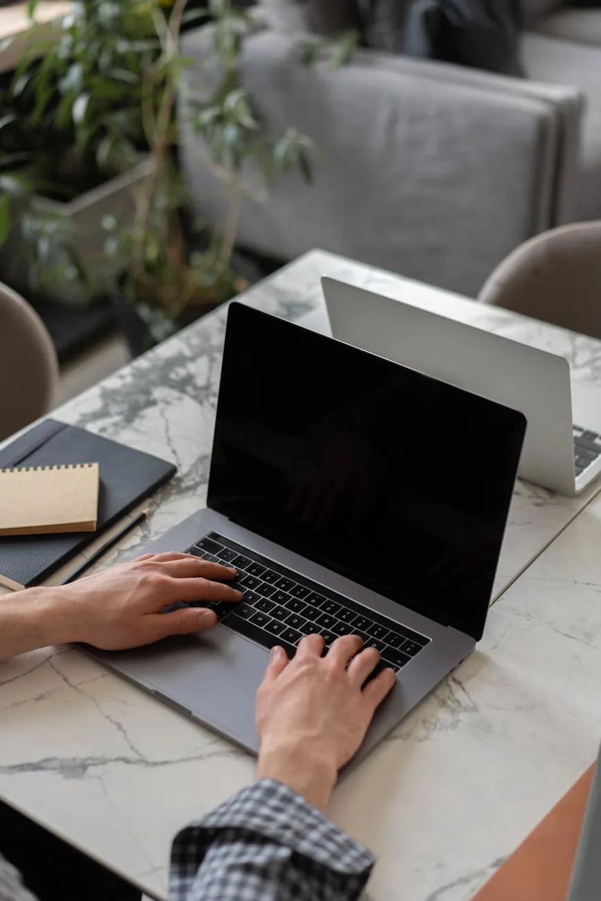 Praca przy laptopie chronionym filtrem prywatyzującym NoLook